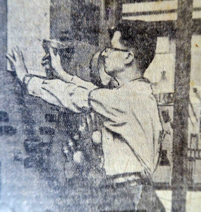 Г.Топуз за работой (фото из газеты, 1940г.)