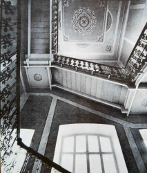 Центральная лестница Дворца моряков после восстановления  (Автор проекта и росписи плафона – арх.Г.Топуз)