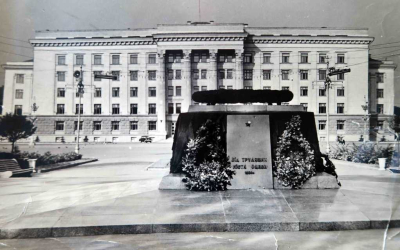 Здание обкома партии  (Дом Профсоюзов) и памятник-надгробие на могиле жертв революции на Куликовом Поле,  1960г.