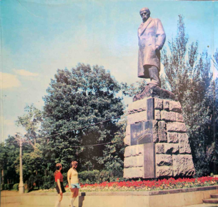 Общий вид памятника Т.Г.Шевченко с первоначально созданным у подножия постамента цветником (1966г.)