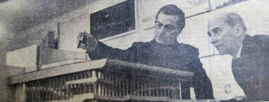 Авторы проекта – архитектор Г.В.Топуз инженер-конструктор Р.И.Ясинский в процессе работы над макетом театра  (фото из газеты, 1969г.)