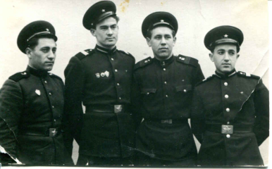 1959 г Одесситы батальона Леонид Рукман 1-й справа