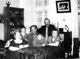 В квартире на Дерибасовской улице, ноябрь 1989 г. Слева направо:  тетя Роза, Антоша Литовченко, Жека (он же Король), Саша  Лабовский, Паша Литовченко (он же Профессор), Ида Исаковна. 