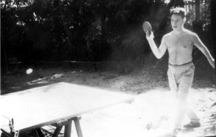 Король играет не на скрипке, а в настольный теннис. Вот она,  китайская хватка! Аркадия, санаторий «Приморье», август 1963 г. 