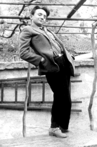 Павлик во дворе своего дома на Слободке. Апрель 1964 г. 