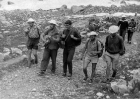 Король с гитарой играет роль военного оркестра, сопровождающего марш пехоты. Слева направо: я, Король, бакинец Петя, Профессор, Яша Полищук. Карачаево-Черкессия, июль 1967 г.