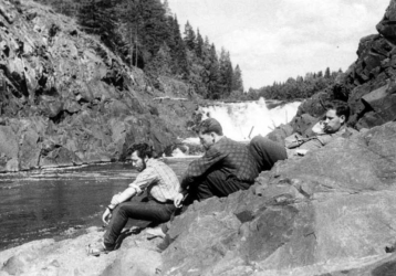 Мы с Кабакой и Королем отдыхаем после трудного перехода, а Профессор как  всегда всё и всех фотографирует. Водопад Кивач на реке Суне, 05.07.1968.