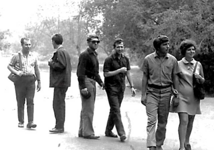 Поездка Кворума в Загорск (Троице-Сергиев Посад). Слева направо: Жека,  его брат Гаврила (он же Гаррик), Гена, Киса, Валера, Ляля. 8 августа 1972 г.