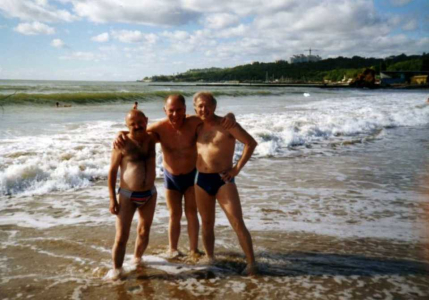 Три богатыря на пляже «Лермонтовский». Одесса, июль 2000 г. 