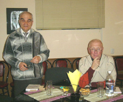 В.С. Максименко (стоит) и ведущий презентацию его книги Феликс Кохрихт.