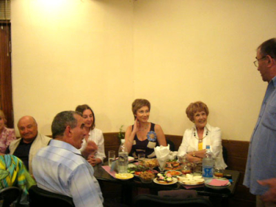 Ведущий вечер встречи с Нелей Харченко (крайняя справа) Валерий Хаит вспоминает нечто интересное.
