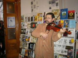 на Дне открытых дверей Всемирного клуба одесситов 1 апреля 2008 года играет Яков Конвисер, руководитель скрипичного ансамбля "Виртуозы Одессы".