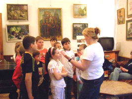 Классный руководитель О.А. Вашкевич с учениками IV «Б» класса школы «Майбуття» во Всемирном клубе одесситов.