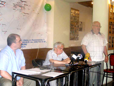 Пресс-конференцию ведут В. Хаит, Е. Голубовский и Л. Рукман.