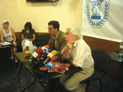 Пресс-конференцию ведет Евгений Голубовский, выступает Александр Глушко (слева)