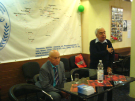 Презентацию новой книги ветерана ЧМП Аркадия Хасина (он слева) «Каботажники» ведет Евгений Голубовский.
