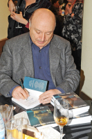 Михаил Михайлович надписывал книги, общался. (Фото - А.Горлинского)