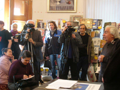 Экспозицию натюрмортов одесского художника Сергея Белика (он справа) открывает Евгений Голубовский.