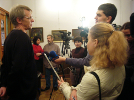 Сергей Кириченко дает интервью на открытии своей персональной выставки.