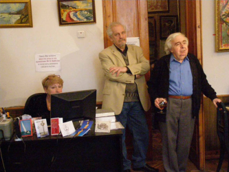 Выставку одесского художника Валентина Сиренко (слева) открывает Евгений Голубовский.