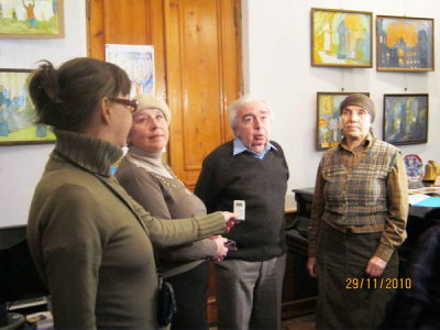 Евгений Голубовский открывает выставку Эсфири Серпионовой (крайняя справа)