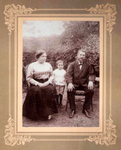 В.А. Дубинин c супругой Анной Тарасовной и внуком Николаем Качаки на даче в Люстдорфе (1910).