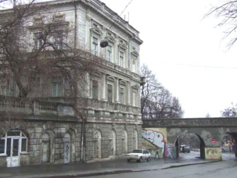 Тот самый дом, выходящий на Сабанеев мост, 2007 г.