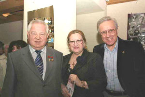 Георгий Гречко с членами клуба Валентиной и Иосифом Бронз
