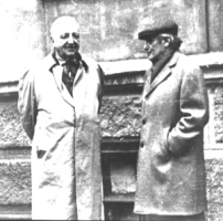 Е. Е. Запорожченко (слева) и В. П. Катаев около дома на Уютной.