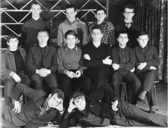 Редакция газеты «Стрела», 1966. В центре (третий справа) сидит Александр Федорченко, слева лежит ваш покорный слуга.