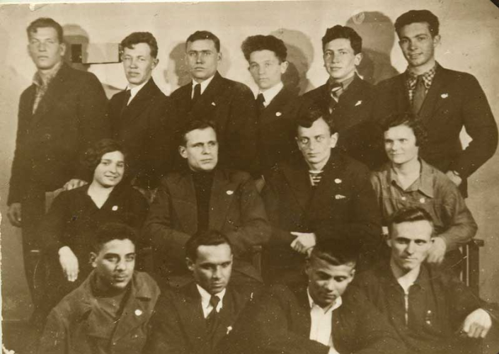 Первый ряд,стоят, слева направо 2-ой Владимир Гарницкий Второй ряд, сидят, Слева направо 3-ий Александр Блещунов