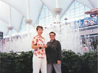 Лидия Силина и ее мать Людмила Силина. Денвер, аэропорт, 2002