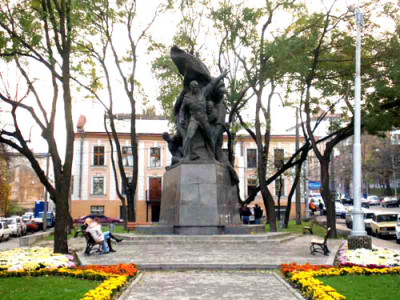 В Одессе на Таможенной площади торжественно открыт мемориал «Потемкинцам — потомки», перенесенный с Екатерининской площади.