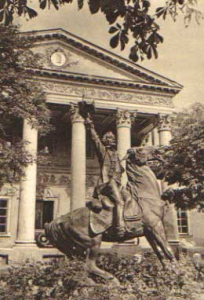 В середине 30-х годов памятник А.В.Суворову работы Бориса Васильевича Эдуардса поставили на газоне перед портиком одесского Художественного музея.