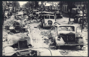1944: Разбитые машины на ул. Буденного