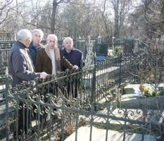 Накануне 110-й годовщины со дня рождения Валентина Петровича Катаева члены Всемирного клуба одесситов посетили семейный участок Катаевых на 2-м Христианское кладбище, где похоронены мать, отец, бабушка и дядя писателя.