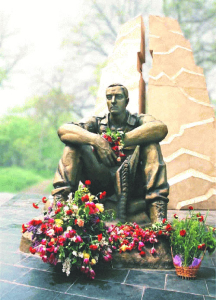 Памятник воинам-афганцам, установленный в парке имени Шевченко (скульптор - Анатолий Степанов) в 2000 году.