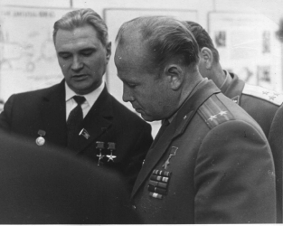 Академик В.П. Глушко и космонавт А.А. Леонов во время экскурсии по демзалу ОКБ-456. Химки, 3 сентября 1966 г.
