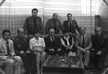 Генеральный конструктор НПО «Энергия» В.П. Глушко (четвертый слева) с группой космонавтов. Космодром Байконур, июль 1984 г.