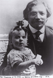 С дедушкой Шолом Алейхемом. Бел Кауфман полтора года. 1912