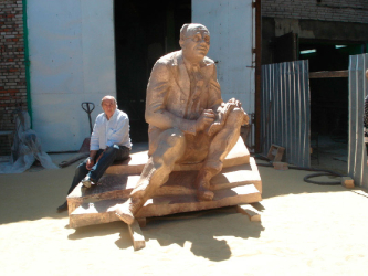 Бронзовая фигура Исаака Бабеля. Рядом на ступенье автор памятника, известный российский скульптор Георгий Франгулян.