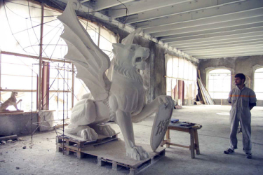 Скульптор Овнан Манукян заканчивает работу над воссозданием почти трехметровой статуи грифона.