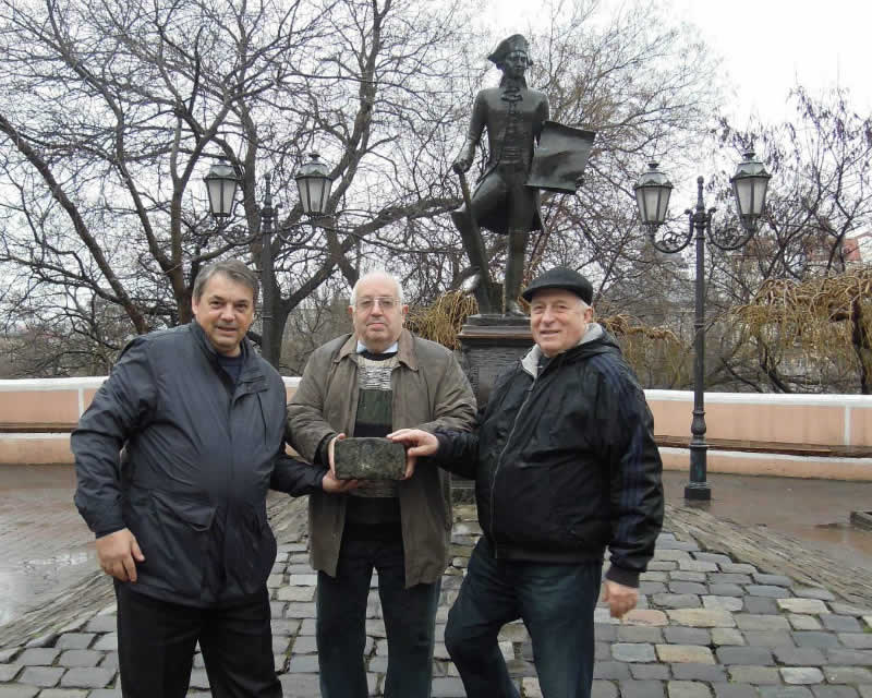 Олег де Рибас, Леонид Рукман и Анатолий Горбатюк на Дерибасовской с камнем из мостовой. 27 марта 2012 года