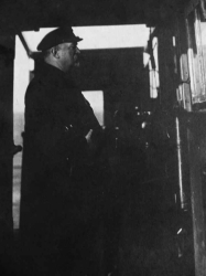 Капитан Н.А. Балашов на мостике судна «Ленин»