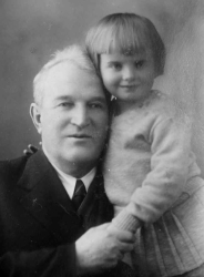 Фото Миколи Балашова з онукою Наталкою