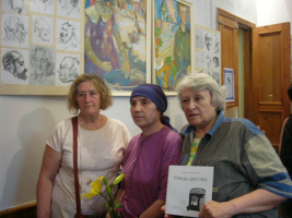 (В центре) Эсфирь Серпионова