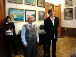 Выставку живописи Сергея Крыловского открывает директор Всемирного клуба одесситов Леонид Рукман.