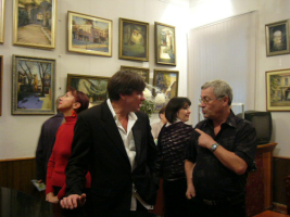 На выставке живописи Сергея Крыловского (он слева)