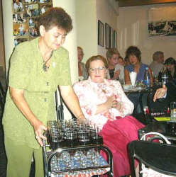 Галина Ивановна подает французское вино по случаю дня рождения Дюка де Ришелье.