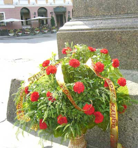 Цветы Дюку де Ришелье по случаю его 240-летия от Всемирного клуба одесситов.